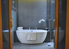 Baymond Hotel