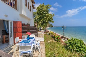 Agios Ioannis Luxurious Beachfront Apt