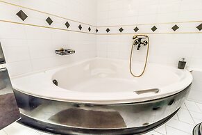 Agios Ioannis Luxurious Beachfront Apt