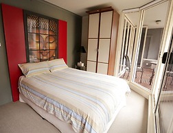 Sydney CBD 2 Bedroom Apartment with Balcony