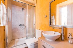 Mouragia Luxury Seaview Suite by Konnect