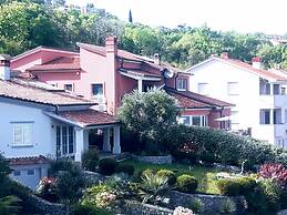 Luxury Three-bedroom Apartment With Amazing Overlook at the sea