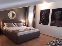 Luxury Three-bedroom Apartment With Amazing Overlook at the sea