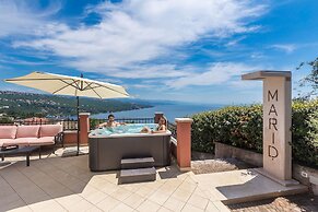 Luxury Three-bedroom Apartment With Amazing Overlook at the sea