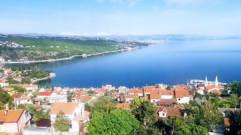 Luxury Three-bedroom Apartment With Amazing Overlook at the sea