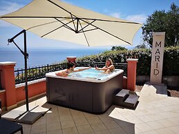 Luxury Three-bedroom Apartment With Amazing Overlook at the sea