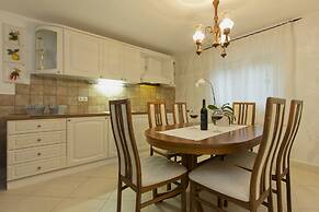 Luxury Three-bedroom Apartment With Amazing Overlook at the sea