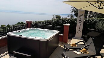 Luxury Three-bedroom Apartment With Amazing Overlook at the sea