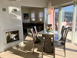 Luxury Three-bedroom Apartment With Amazing Overlook at the sea