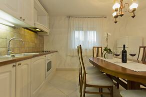 Luxury Three-bedroom Apartment With Amazing Overlook at the sea