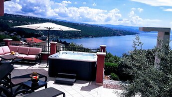 Luxury Three-bedroom Apartment With Amazing Overlook at the sea