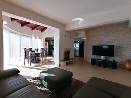 Luxury Three-bedroom Apartment With Amazing Overlook at the sea