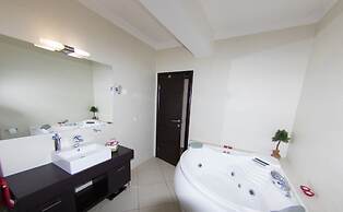 Luxury Three-bedroom Apartment With Amazing Overlook at the sea