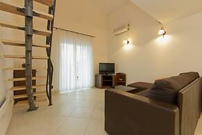 Luxury Three-bedroom Apartment With Amazing Overlook at the sea