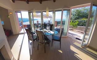 Luxury Three-bedroom Apartment With Amazing Overlook at the sea