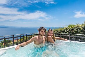 Luxury Three-bedroom Apartment With Amazing Overlook at the sea