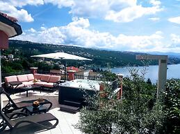 Luxury Three-bedroom Apartment With Amazing Overlook at the sea