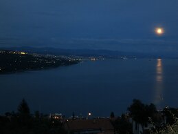 Luxury Three-bedroom Apartment With Amazing Overlook at the sea