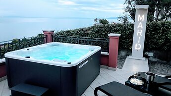 Luxury Three-bedroom Apartment With Amazing Overlook at the sea