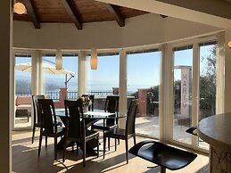 Luxury Three-bedroom Apartment With Amazing Overlook at the sea