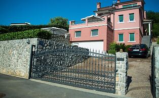 Luxury Three-bedroom Apartment With Amazing Overlook at the sea