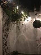 Charming 2 Bedroom Cottage in Central Location