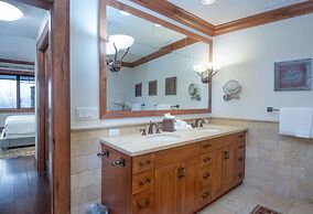 Hummingbird C102 4 Bedroom Condo by RedAwning