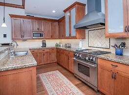 Hummingbird C102 4 Bedroom Condo by RedAwning