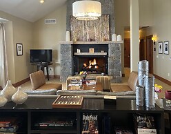 Hummingbird C102 4 Bedroom Condo by RedAwning