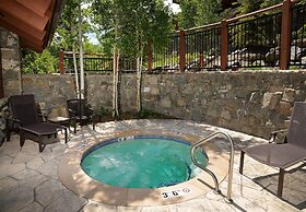 Hummingbird C102 4 Bedroom Condo by RedAwning