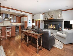 Hummingbird C102 4 Bedroom Condo by RedAwning