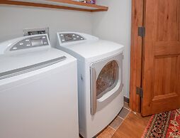 Hummingbird C102 4 Bedroom Condo by RedAwning