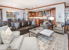 Hummingbird C102 4 Bedroom Condo by RedAwning