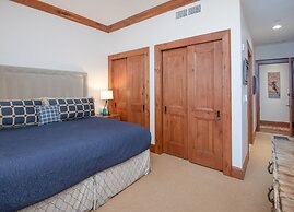 Hummingbird C102 4 Bedroom Condo by RedAwning