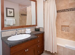 Hummingbird C102 4 Bedroom Condo by RedAwning