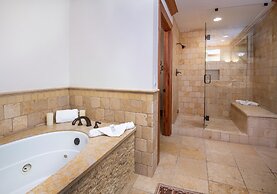 Hummingbird C102 4 Bedroom Condo by RedAwning