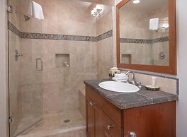 Hummingbird C102 4 Bedroom Condo by RedAwning