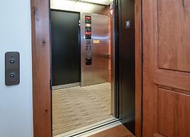 Hummingbird C102 4 Bedroom Condo by RedAwning