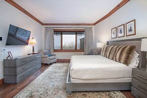 Hummingbird C102 4 Bedroom Condo by RedAwning