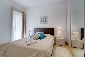 Seafront LUX Apartment wt Pool, Upmarket Area