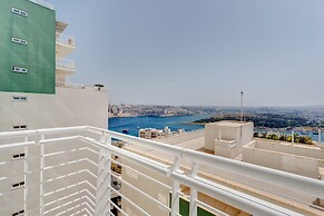 Seafront LUX Apartment wt Pool, Upmarket Area