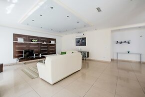 Bright, Spacious and Right in the Center