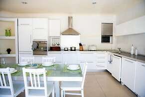 Bright, Spacious and Right in the Center