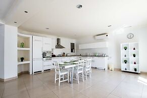 Bright, Spacious and Right in the Center