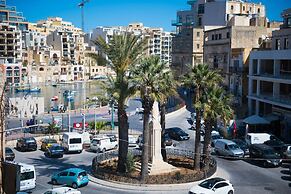 Bright, Spacious and Right in the Center