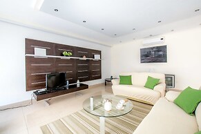 Bright, Spacious and Right in the Center