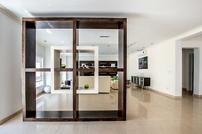 Bright, Spacious and Right in the Center