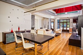 Grand Villa Santorini