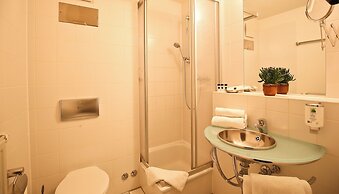 Check Inn Hotel