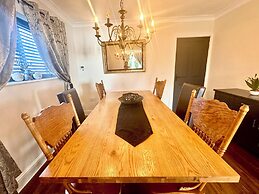 Peveril House, Spacious Eco-friendly Holiday Home